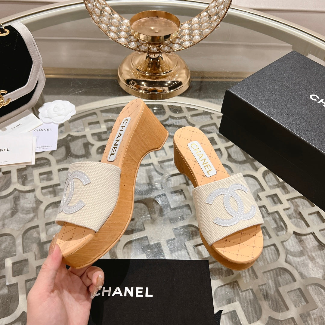 CHANEL WEDGE PLATFORM IN WHITE LAMBSKIN WITH LOGO