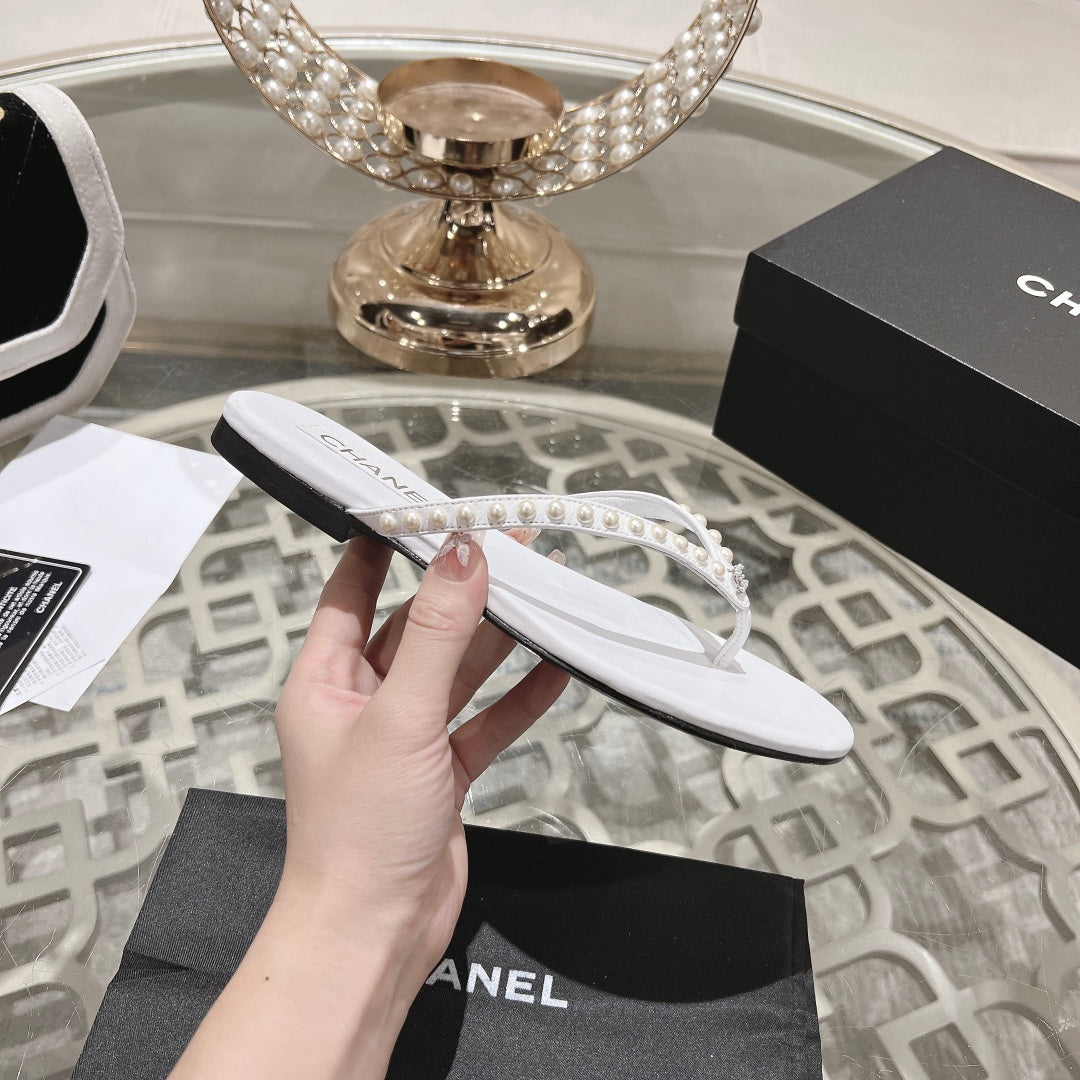 CHANEL PEARL THONG SANDAL IN WHITE LAMBSKIN