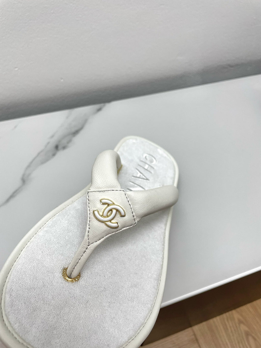 CHANEL THONG SLIPPERS IN WHITE LAMBSKIN