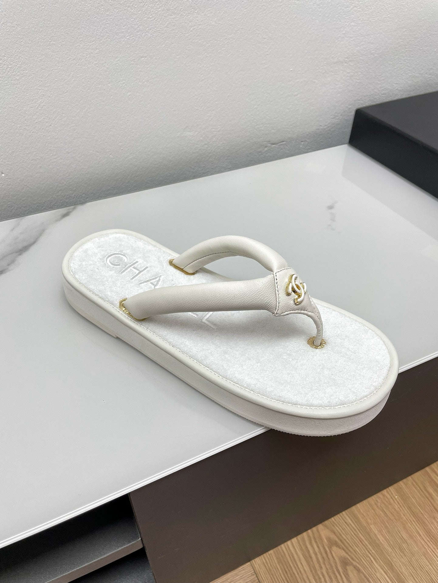 CHANEL THONG SLIPPERS IN WHITE LAMBSKIN