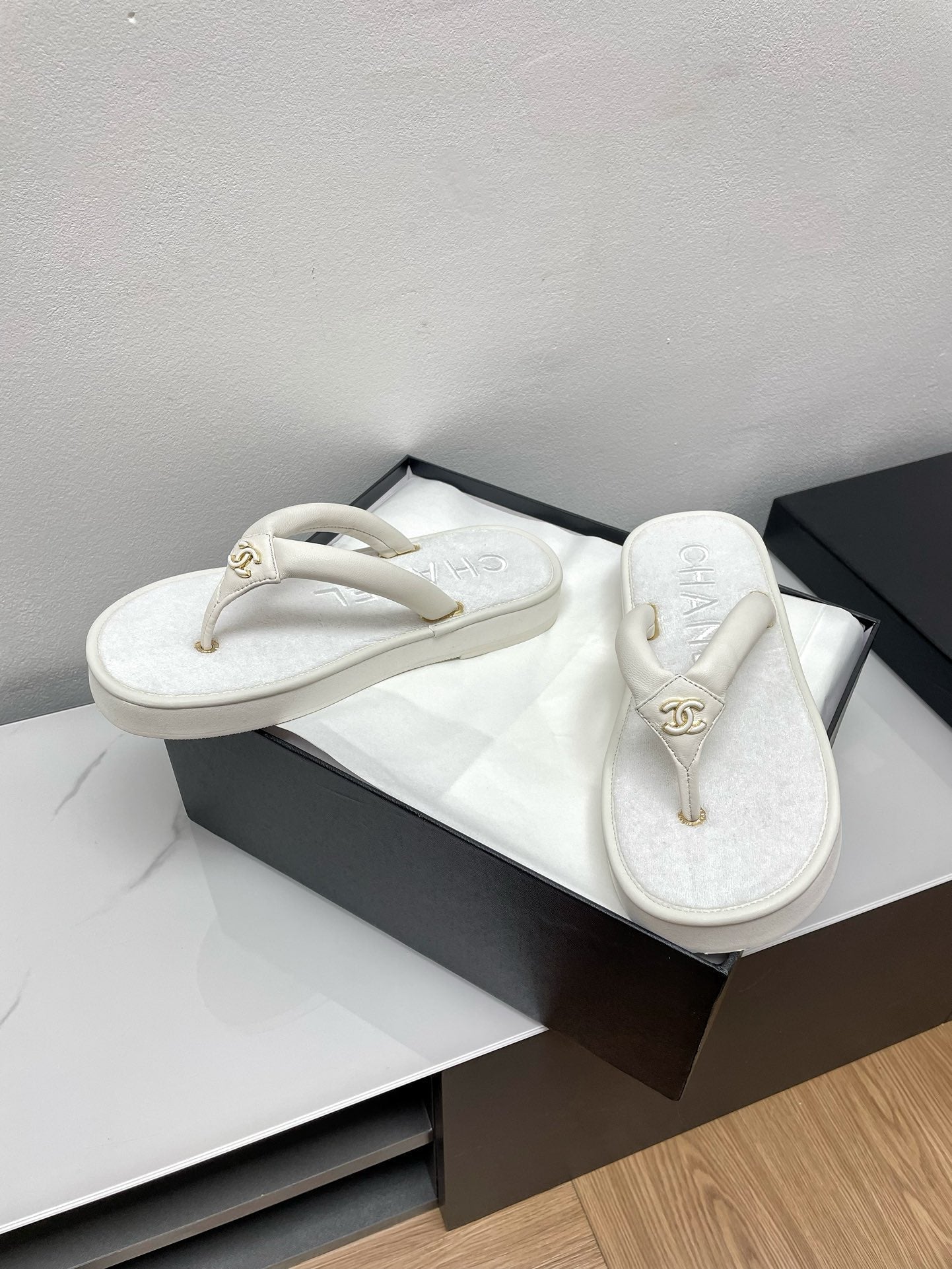 CHANEL THONG SLIPPERS IN WHITE LAMBSKIN