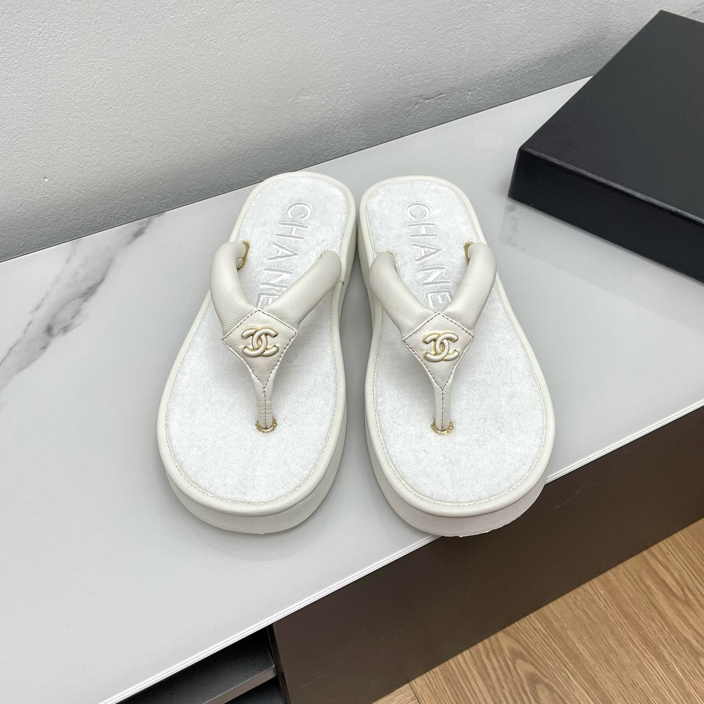 CHANEL THONG SLIPPERS IN WHITE LAMBSKIN