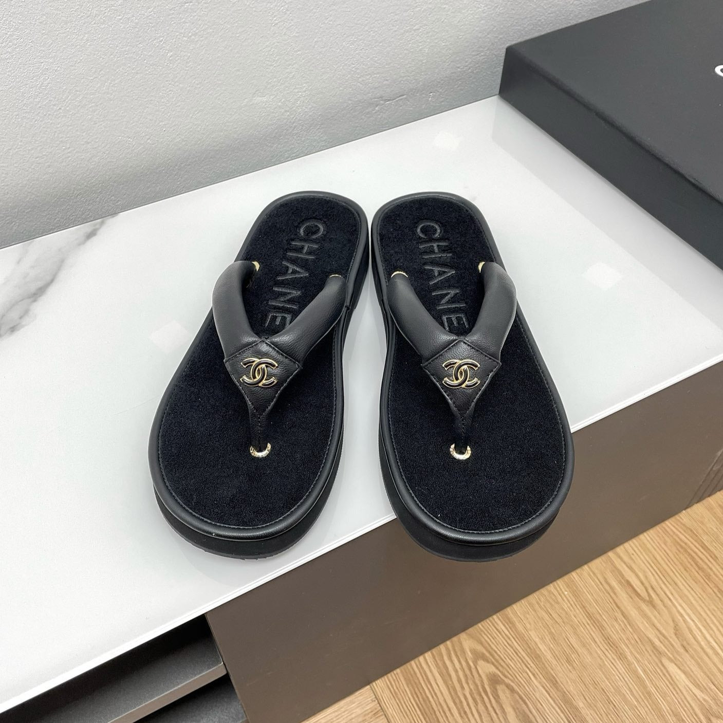 CHANEL THONG SLIPPERS IN BLACK LAMBSKIN