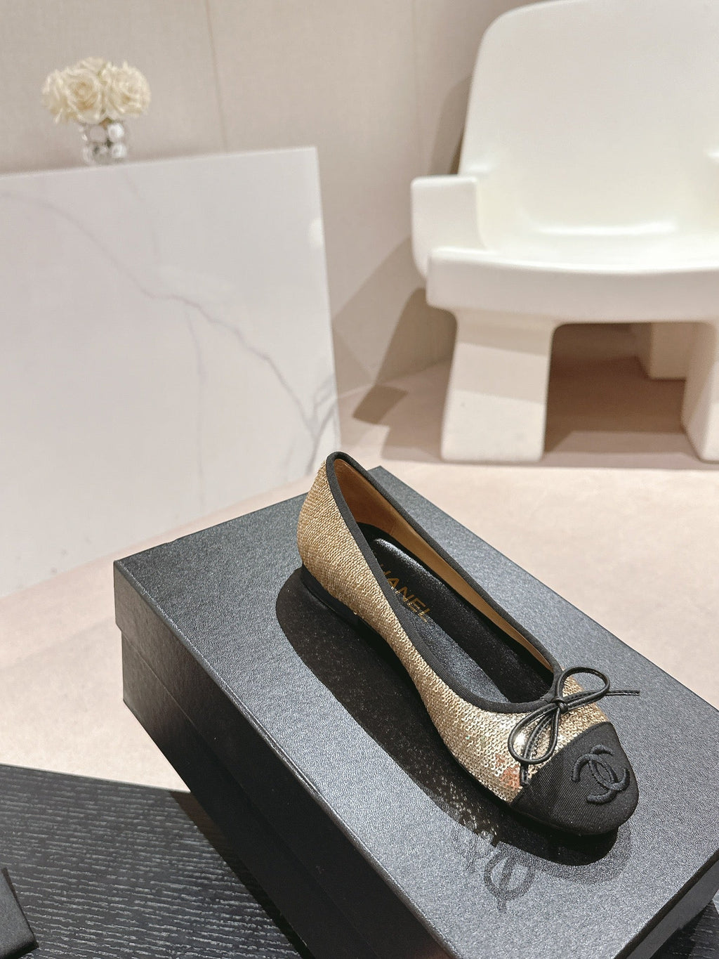 CHANEL BALLET FLATS IN GOLDEN GLITTERED TULLE AND BLACK SATIN