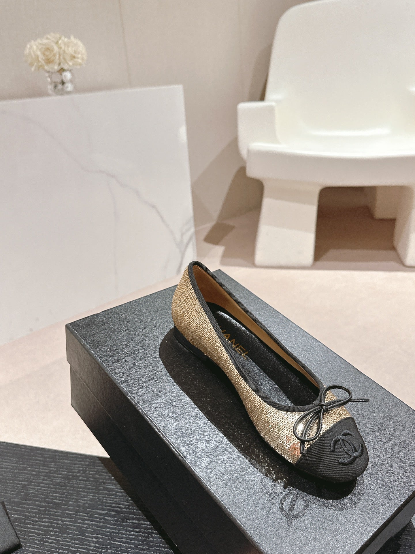 CHANEL BALLET FLATS IN GOLDEN GLITTERED TULLE AND BLACK SATIN