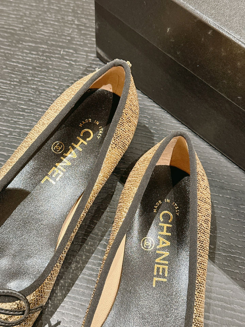 CHANEL BALLET FLATS IN GOLDEN GLITTERED TULLE AND BLACK SATIN