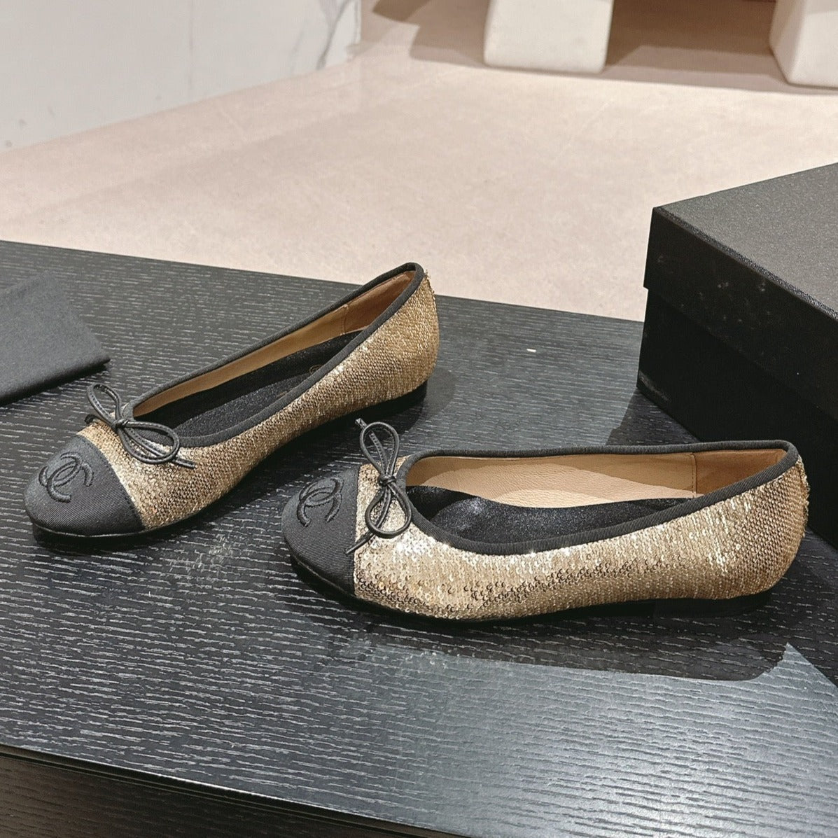 CHANEL BALLET FLATS IN GOLDEN GLITTERED TULLE AND BLACK SATIN