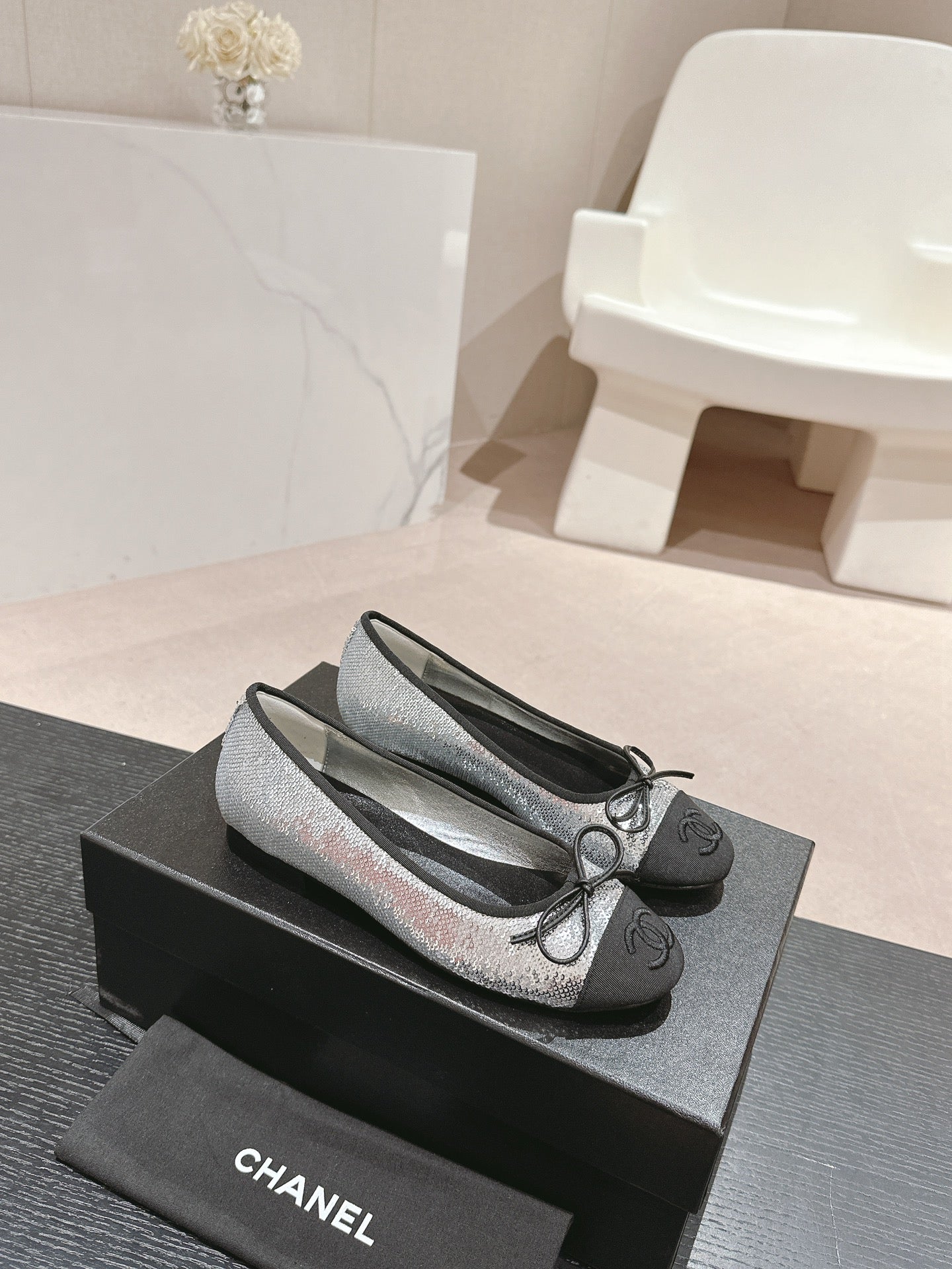 CHANEL BALLET FLATS IN SILVER GLITTERED TULLE AND BLACK SATIN