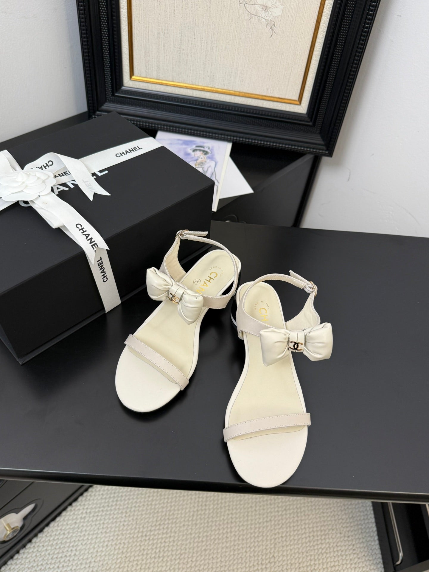 CHANEL FLAT SANDALS IN WHITE CALFSKIN WITH BOW