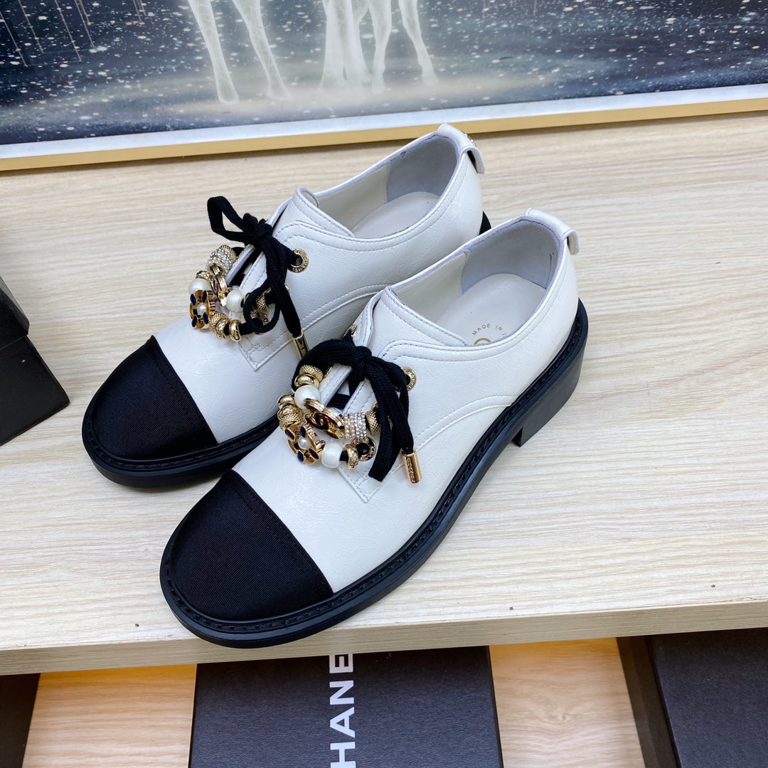 CHANEL COMBAT OXFORD SHOES IN WHITE WRINKLED CALFSKIN AND BLACK GROSGRAIN WITH FAUX PEARL
