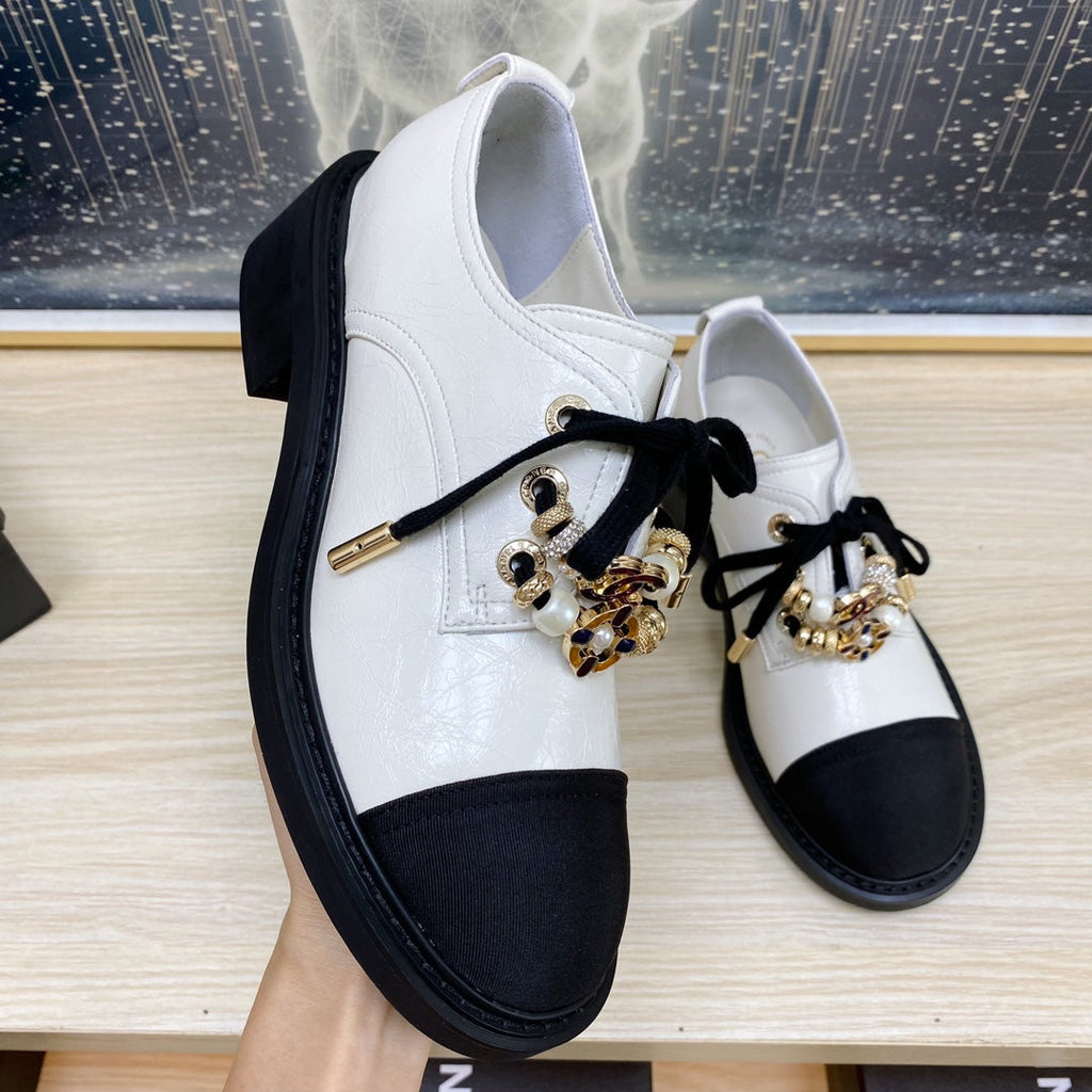 CHANEL COMBAT OXFORD SHOES IN WHITE WRINKLED CALFSKIN AND BLACK GROSGRAIN WITH FAUX PEARL