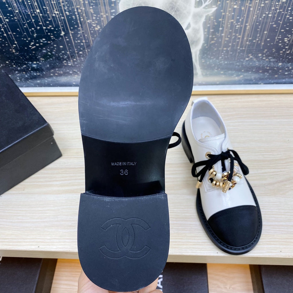 CHANEL COMBAT OXFORD SHOES IN WHITE WRINKLED CALFSKIN AND BLACK GROSGRAIN WITH FAUX PEARL