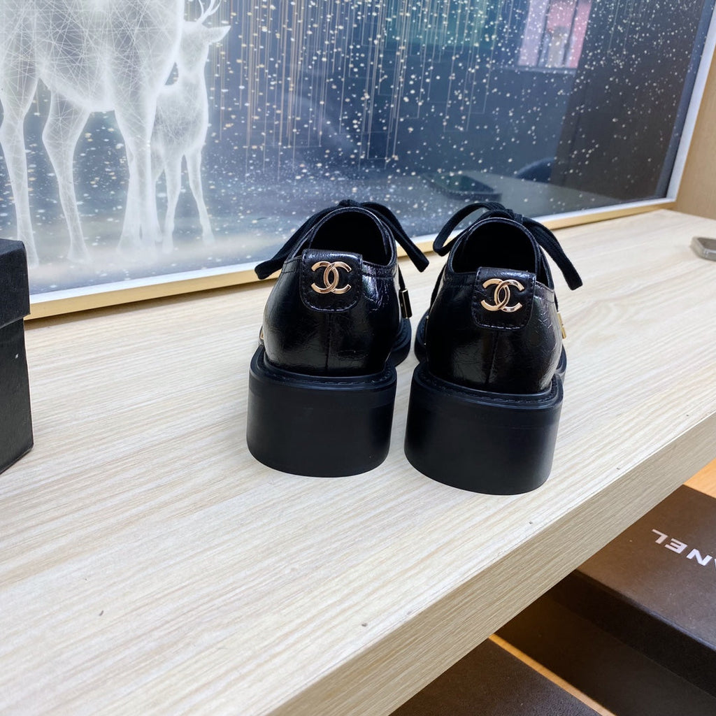CHANEL COMBAT OXFORD SHOES IN BLACK WRINKLED CALFSKIN AND GROSGRAIN WITH FAUX PEARL