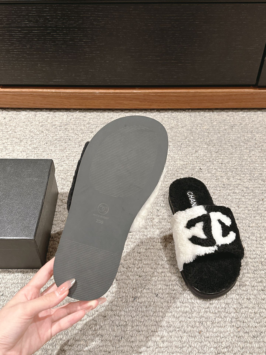CHANEL SLIPPERS IN BLACK MIX WHITE FLEECE