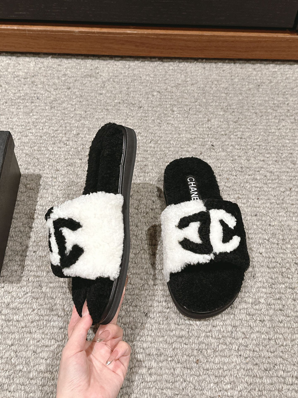 CHANEL SLIPPERS IN BLACK MIX WHITE FLEECE