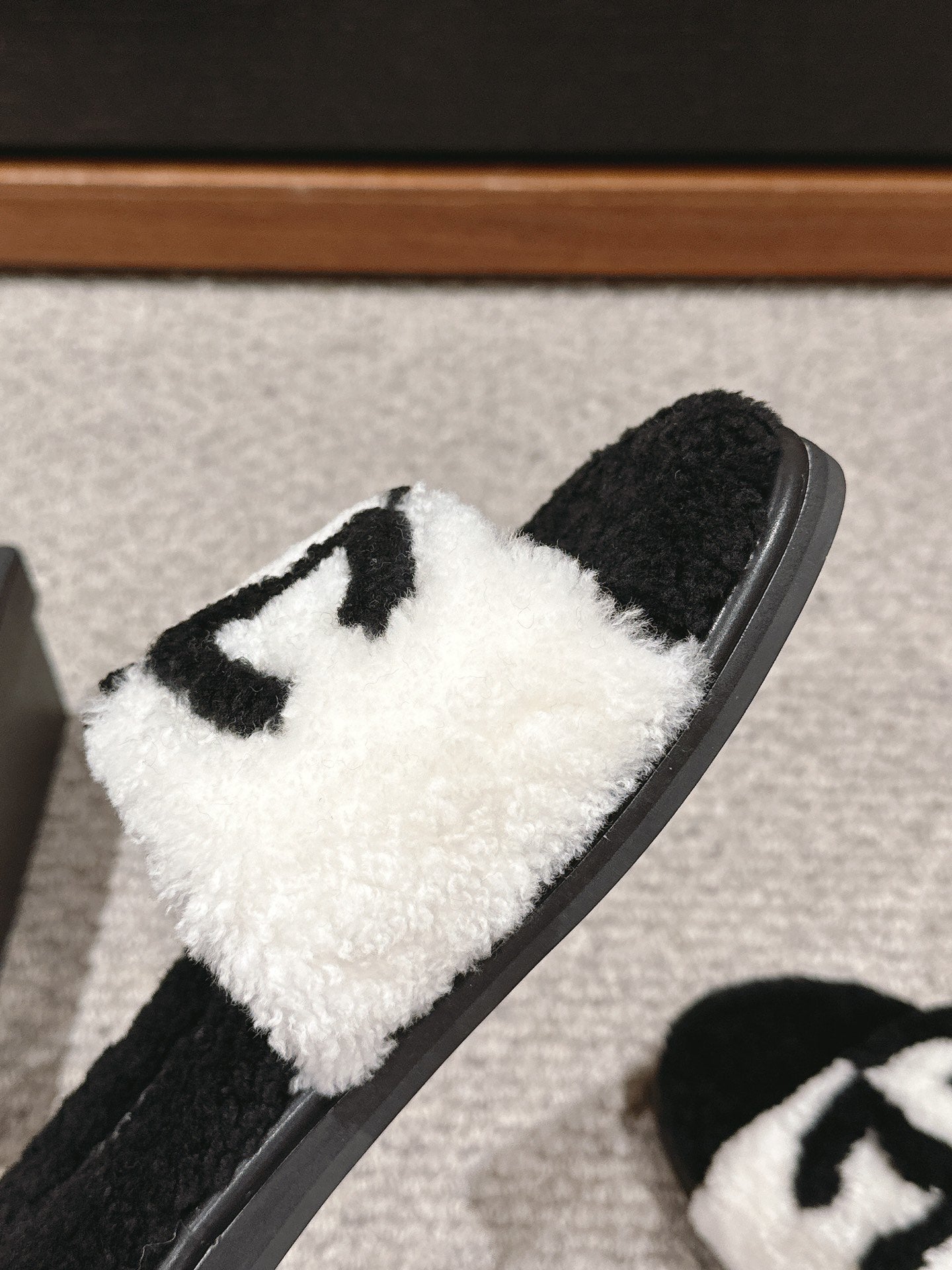 CHANEL SLIPPERS IN BLACK MIX WHITE FLEECE