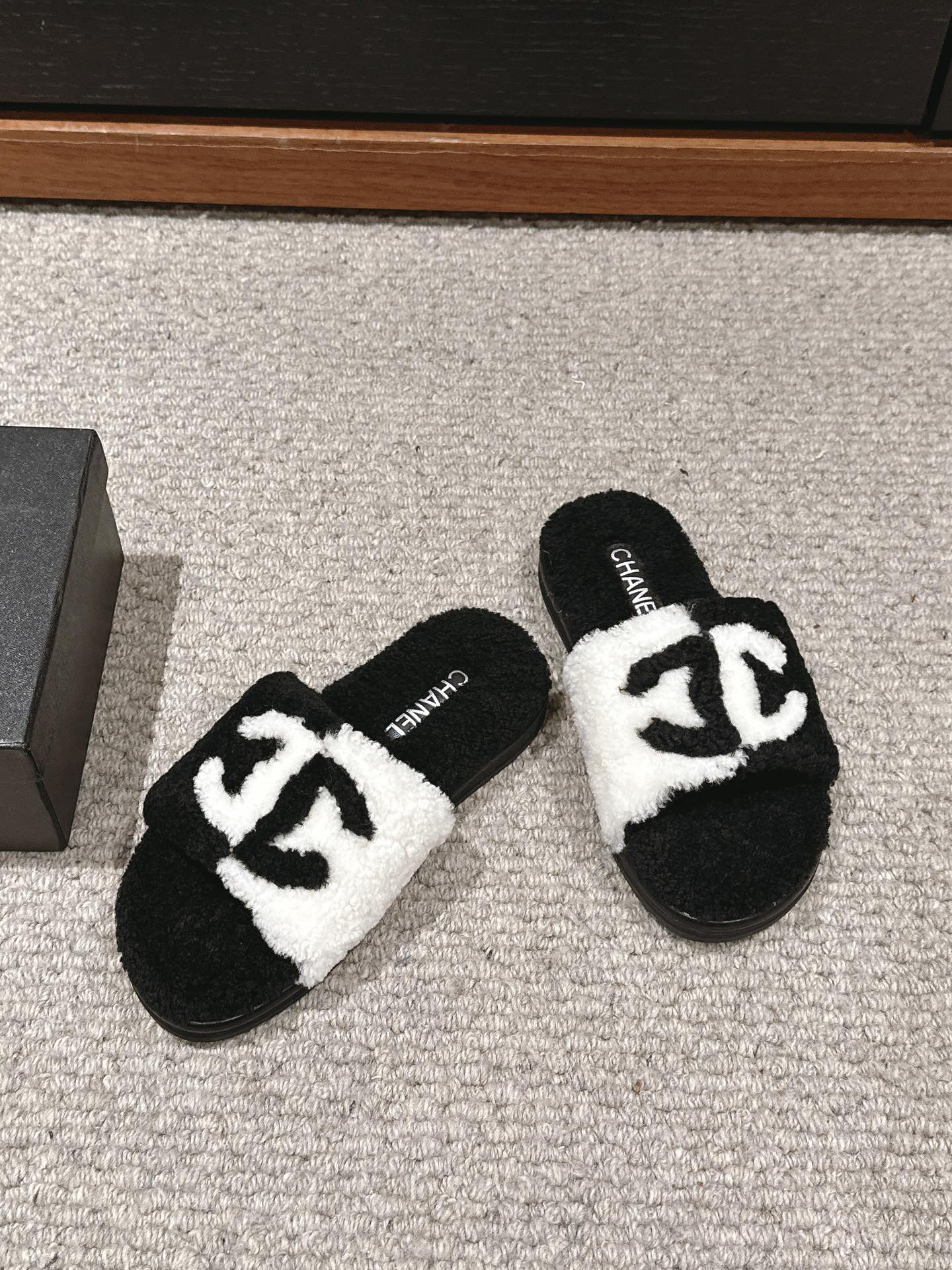 CHANEL SLIPPERS IN BLACK MIX WHITE FLEECE