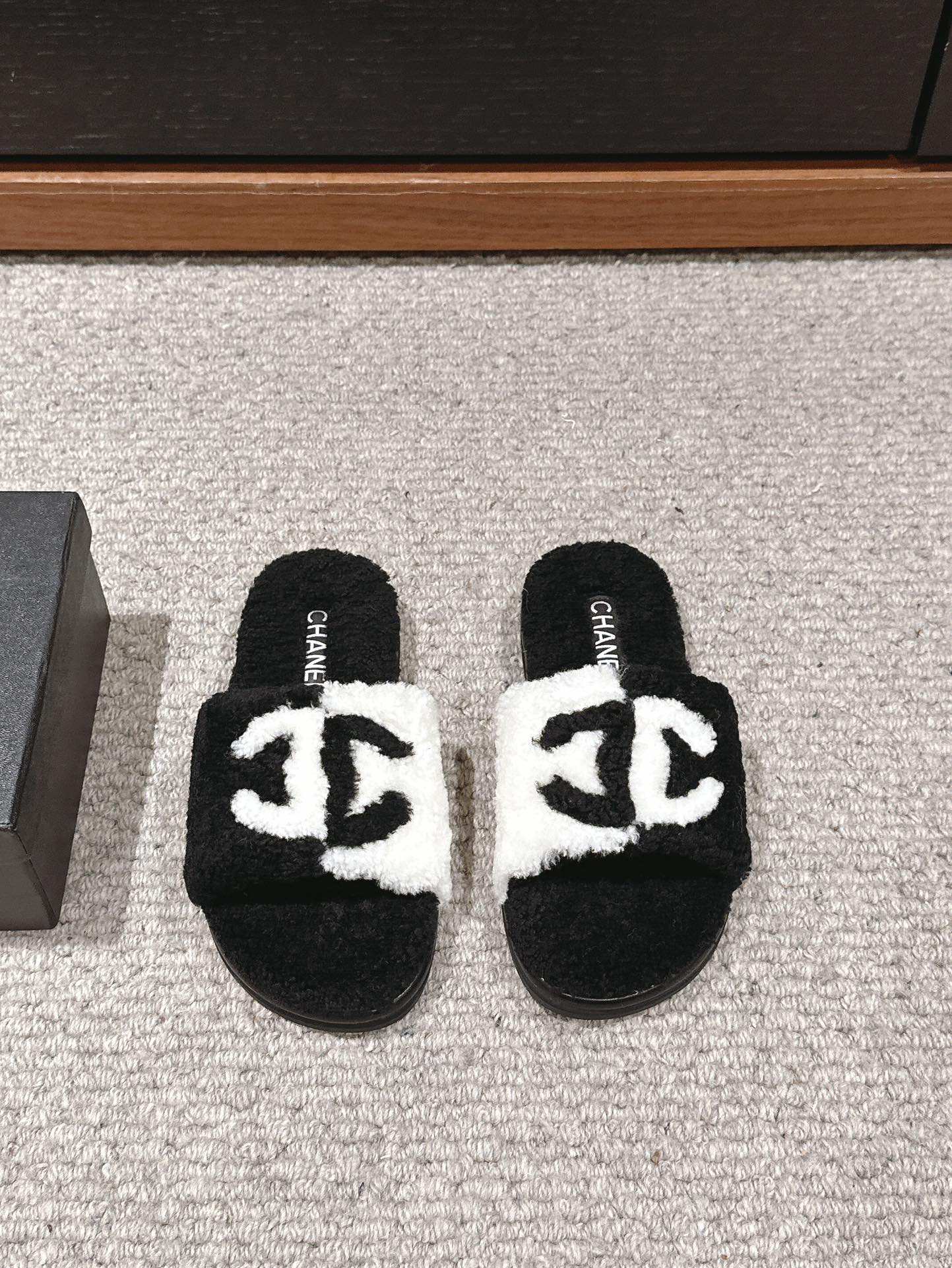 CHANEL SLIPPERS IN BLACK MIX WHITE FLEECE