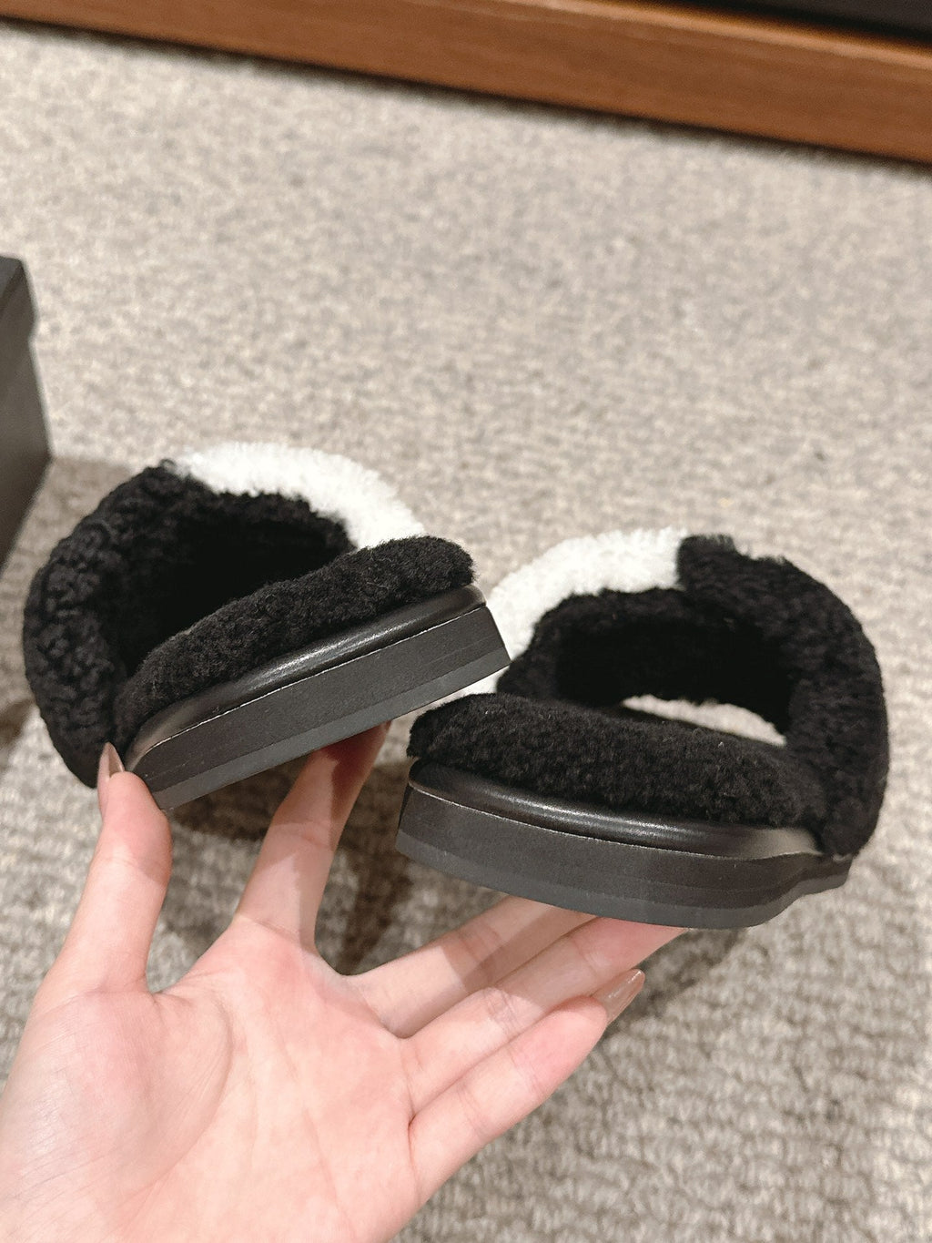 CHANEL SLIPPERS IN BLACK MIX WHITE FLEECE
