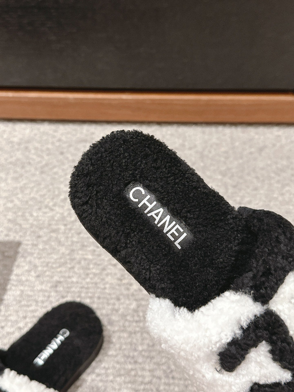 CHANEL SLIPPERS IN BLACK MIX WHITE FLEECE