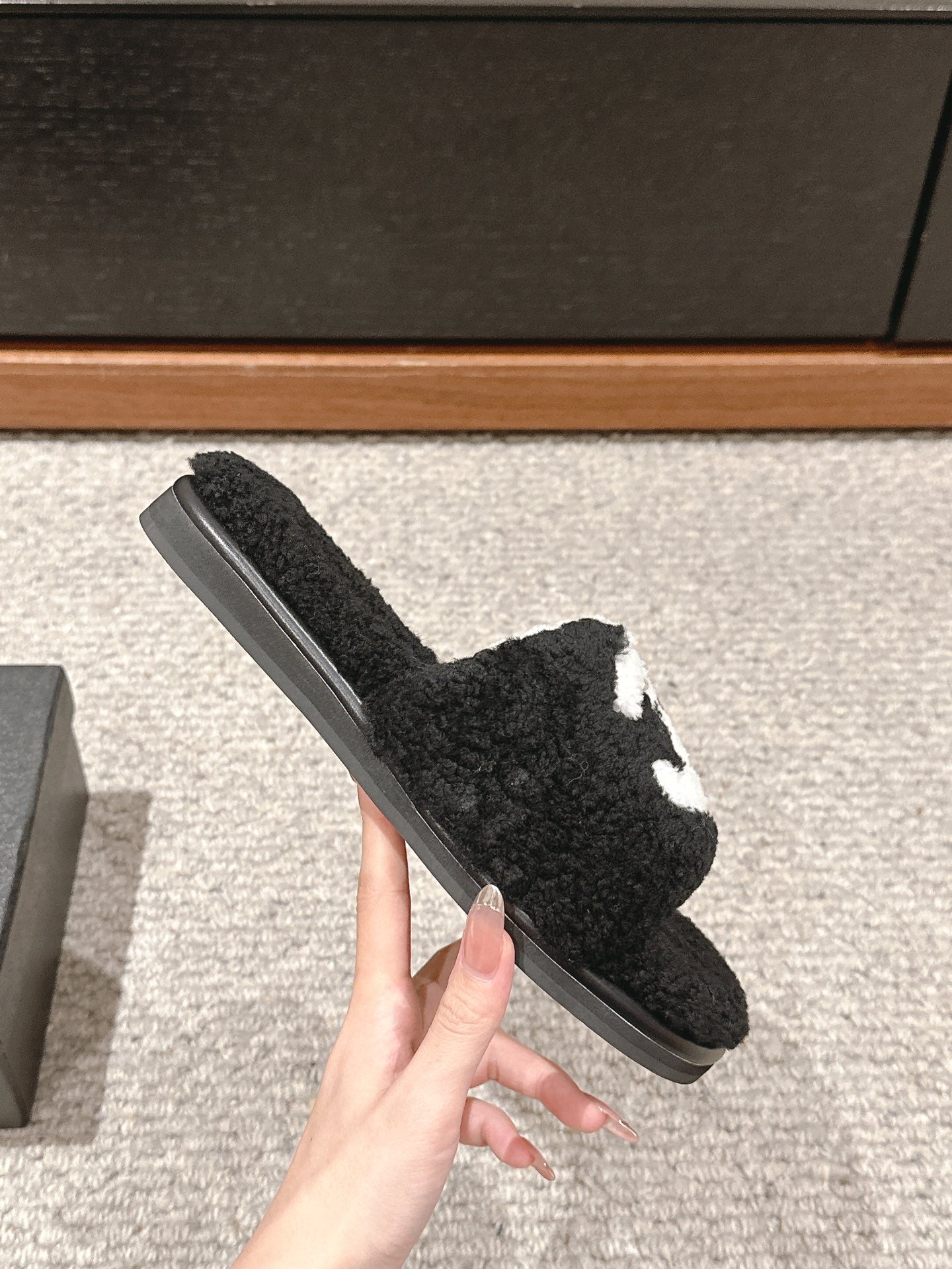 CHANEL SLIPPERS IN BLACK MIX WHITE FLEECE