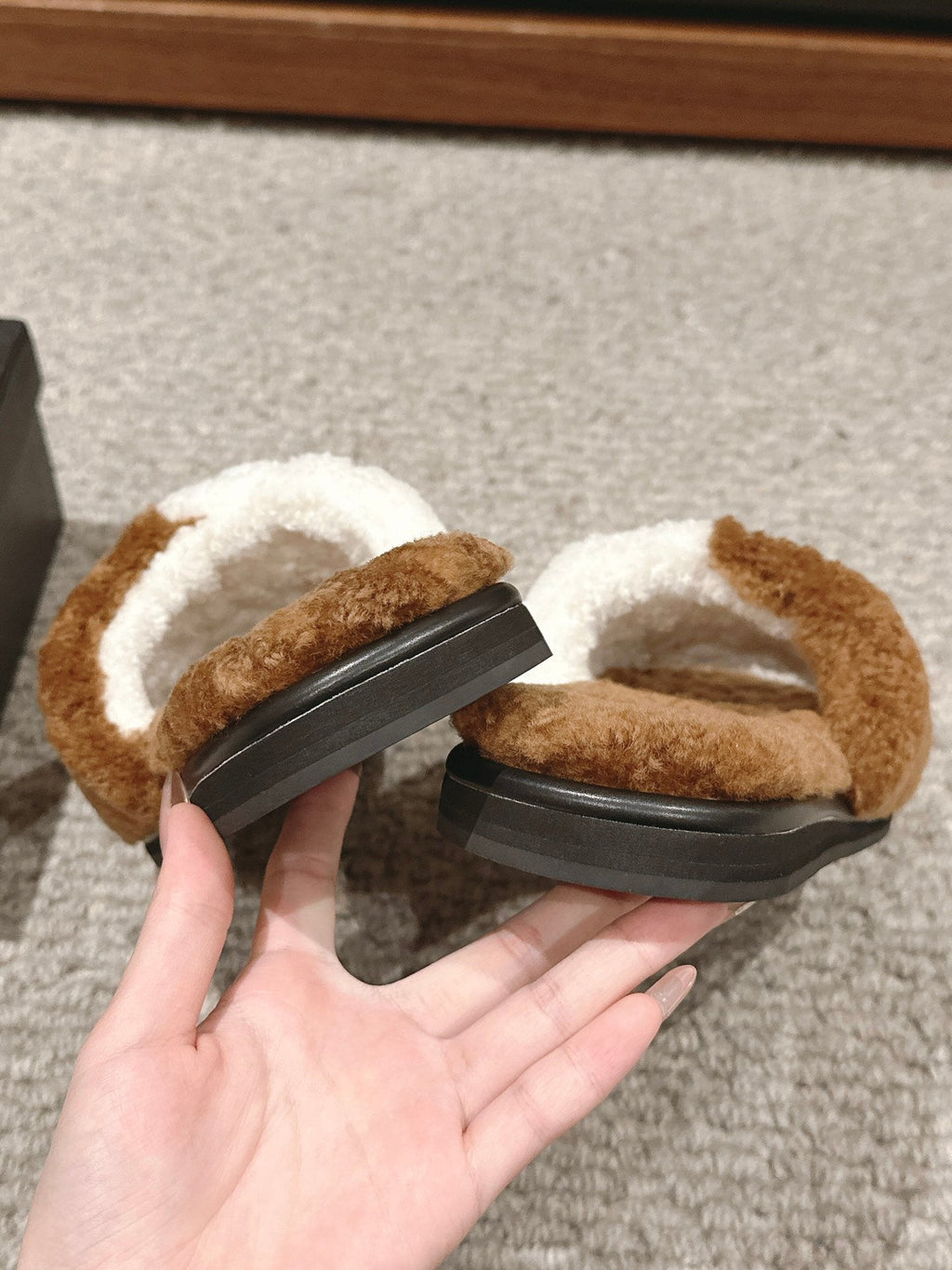 CHANEL SLIPPERS IN CIDER BROWN MIX WHITE FLEECE