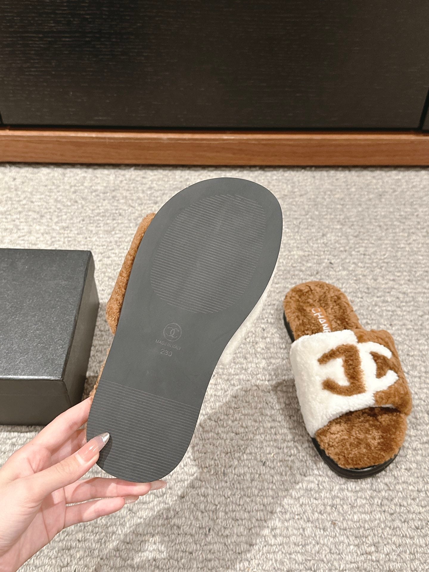 CHANEL SLIPPERS IN CIDER BROWN MIX WHITE FLEECE