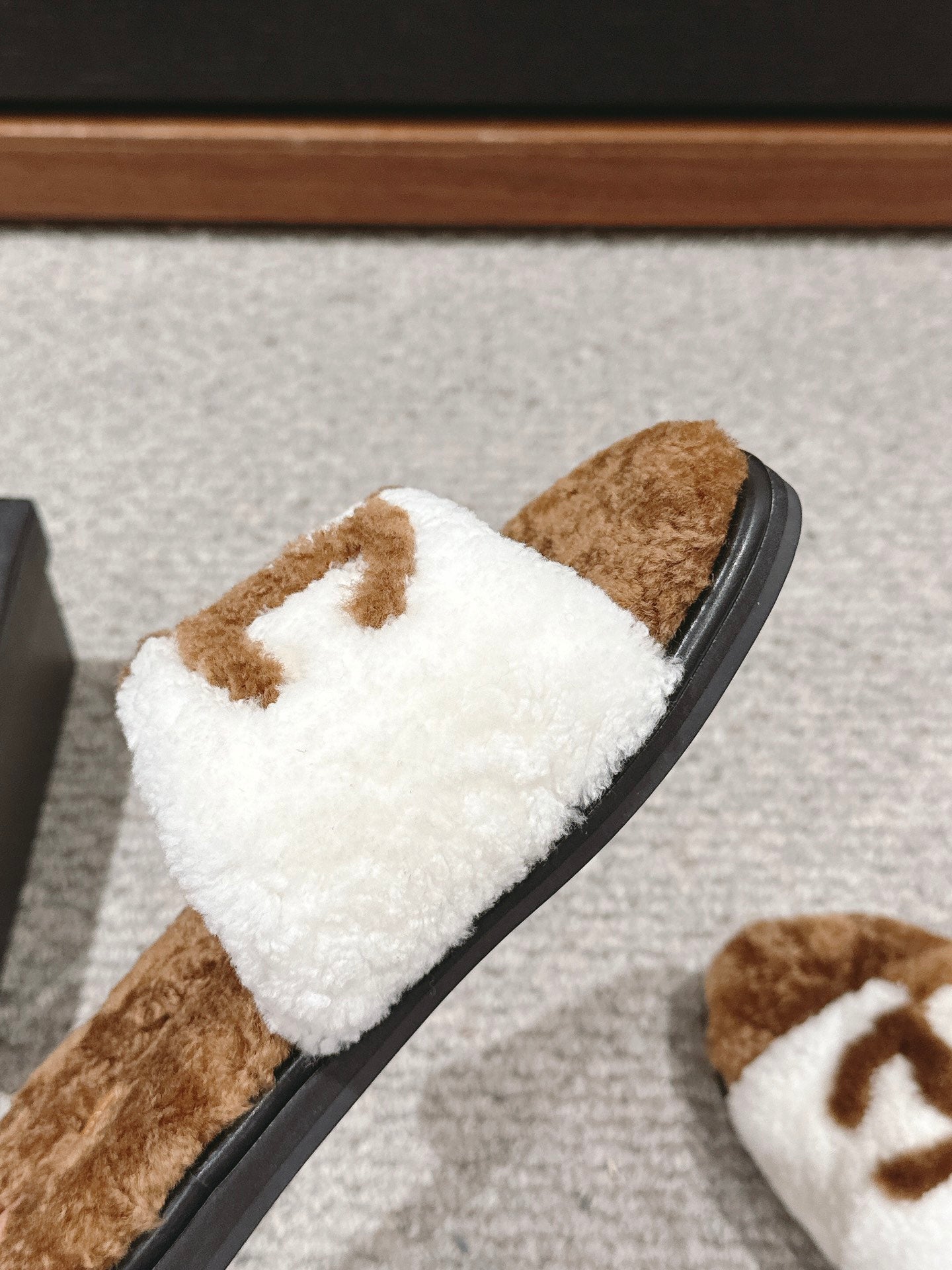 CHANEL SLIPPERS IN CIDER BROWN MIX WHITE FLEECE
