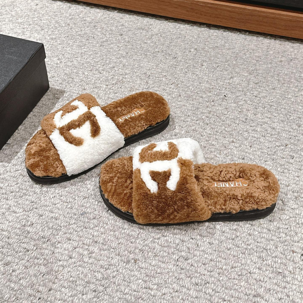 CHANEL SLIPPERS IN CIDER BROWN MIX WHITE FLEECE
