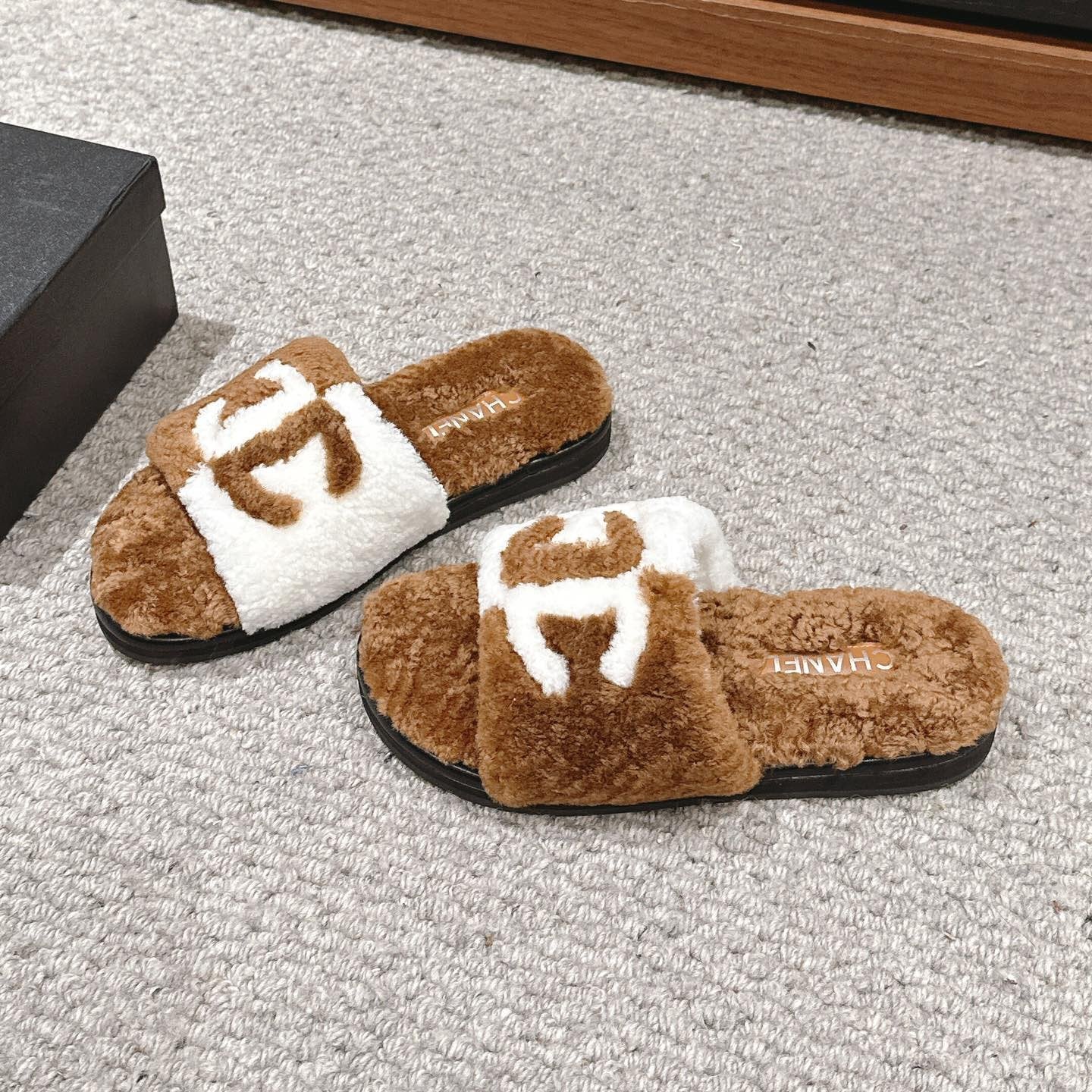 CHANEL SLIPPERS IN CIDER BROWN MIX WHITE FLEECE