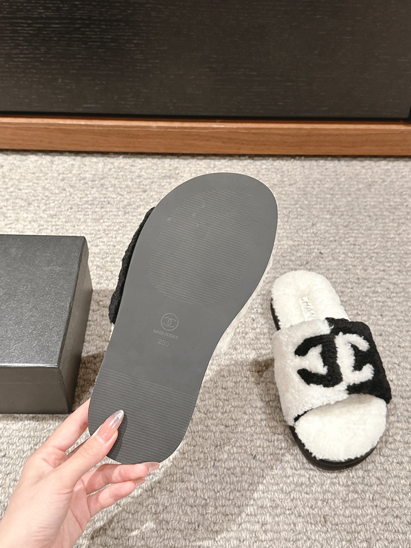 CHANEL SLIPPERS IN WHITE MIX BLACK FLEECE