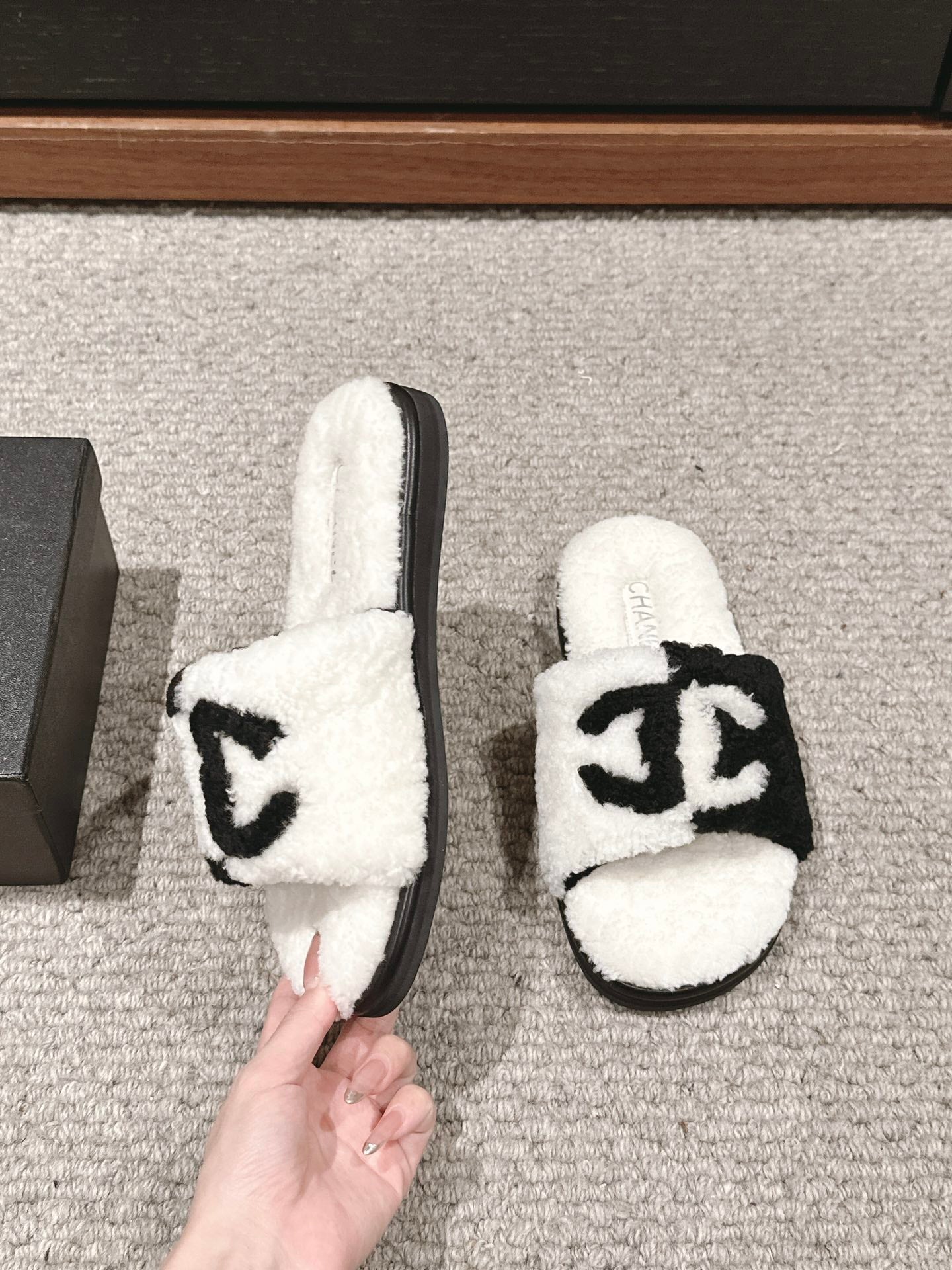 CHANEL SLIPPERS IN WHITE MIX BLACK FLEECE