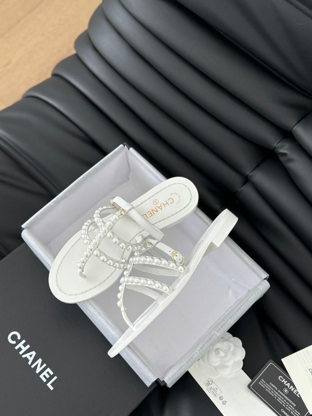CHANEL MULE SLIPPERS WITH PEARL CHAIN IN WHITE LAMBSKIN