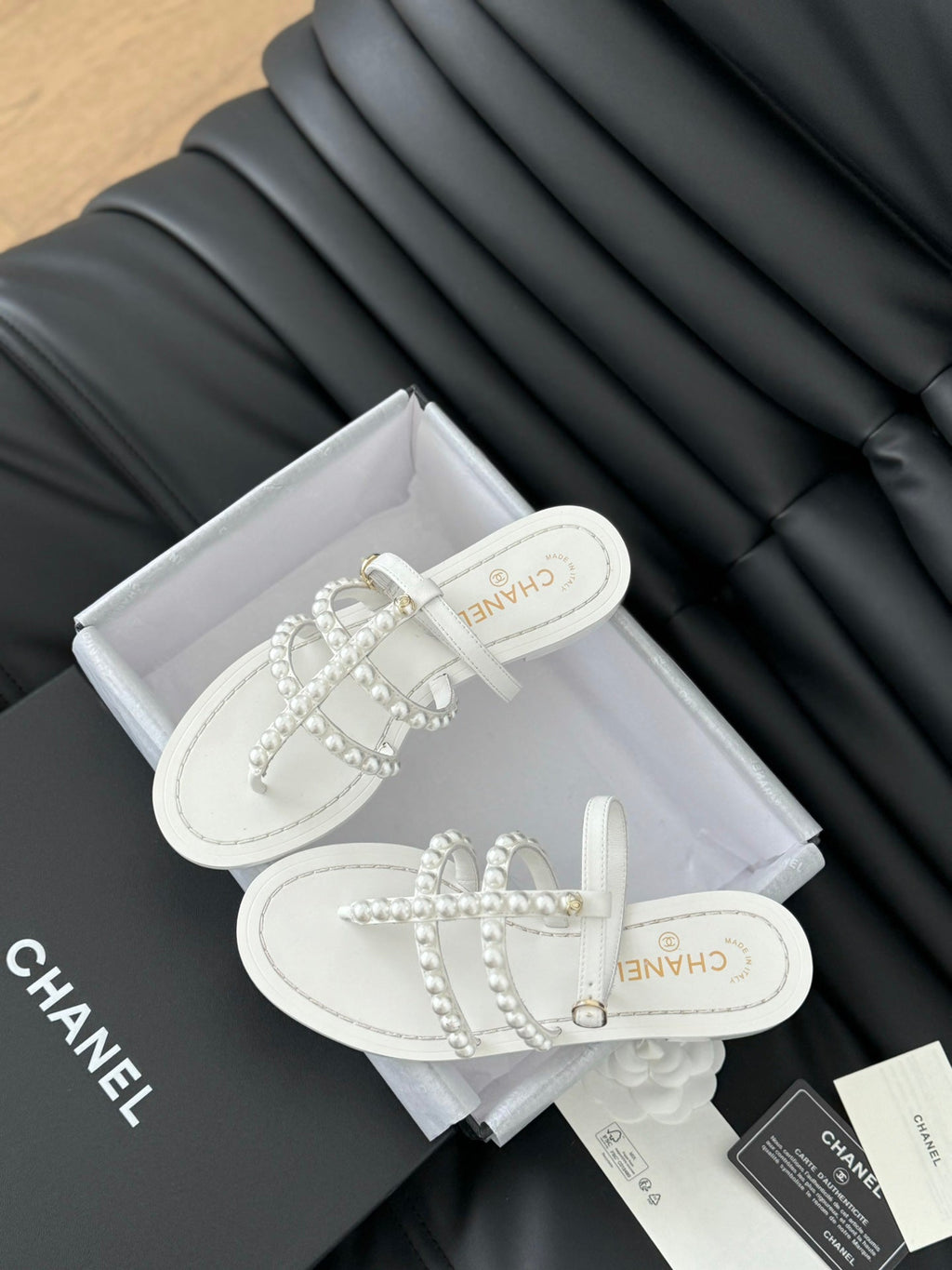 CHANEL MULE SLIPPERS WITH PEARL CHAIN IN WHITE LAMBSKIN