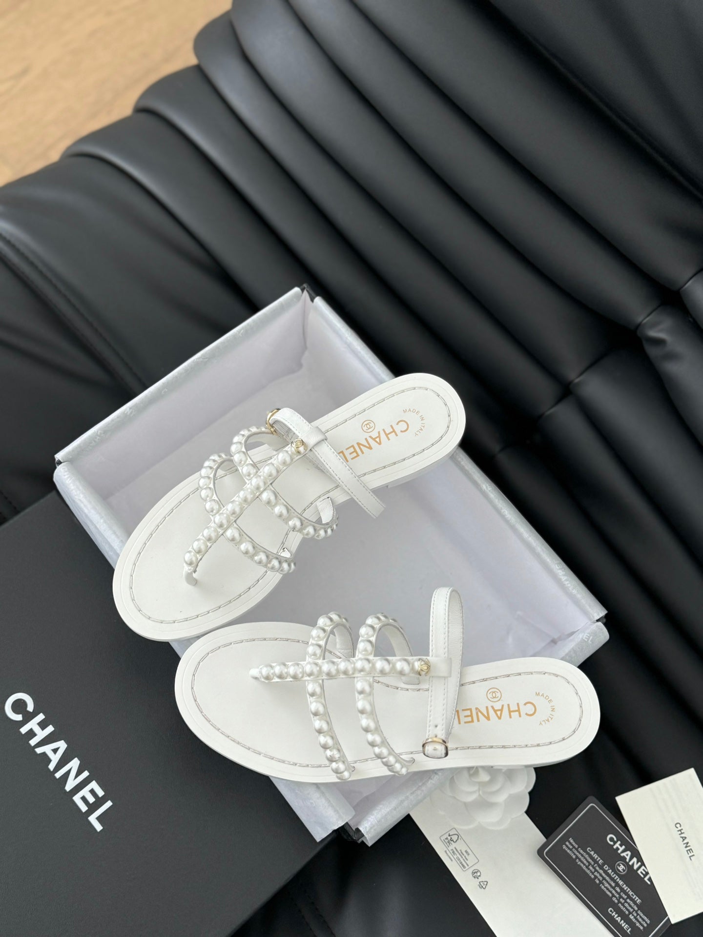 CHANEL MULE SLIPPERS WITH PEARL CHAIN IN WHITE LAMBSKIN