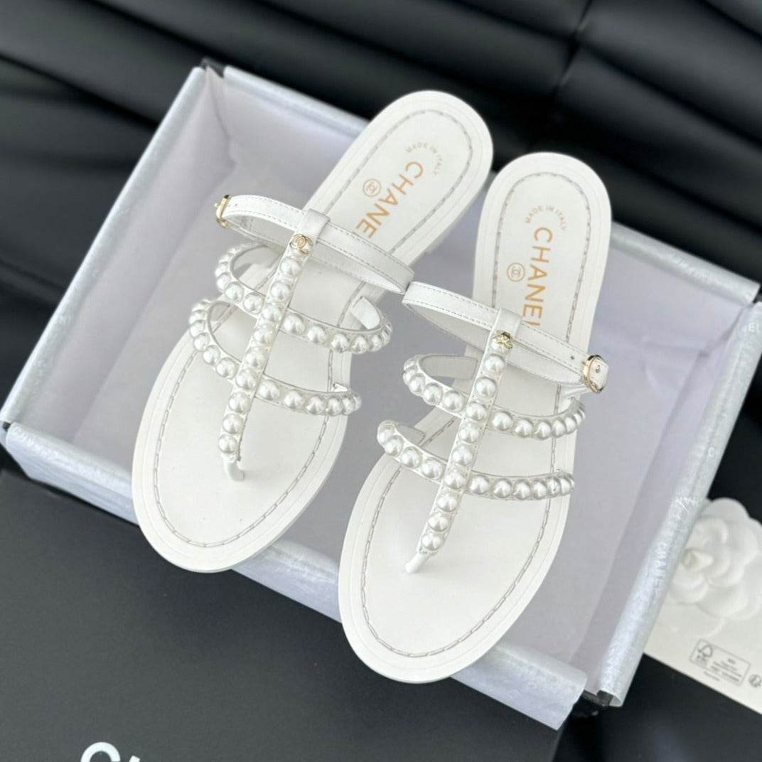 CHANEL MULE SLIPPERS WITH PEARL CHAIN IN WHITE LAMBSKIN