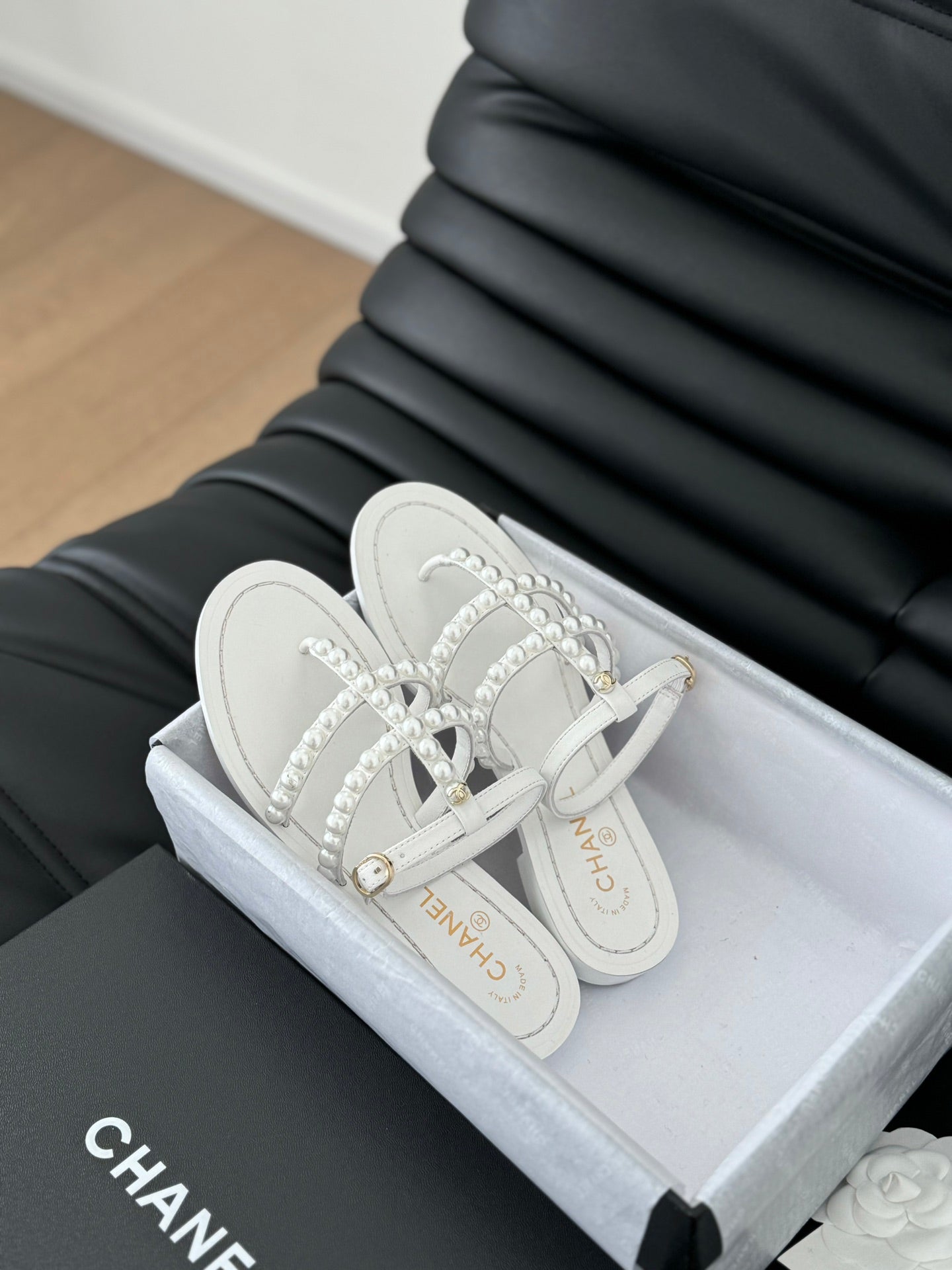 CHANEL MULE SLIPPERS WITH PEARL CHAIN IN WHITE LAMBSKIN