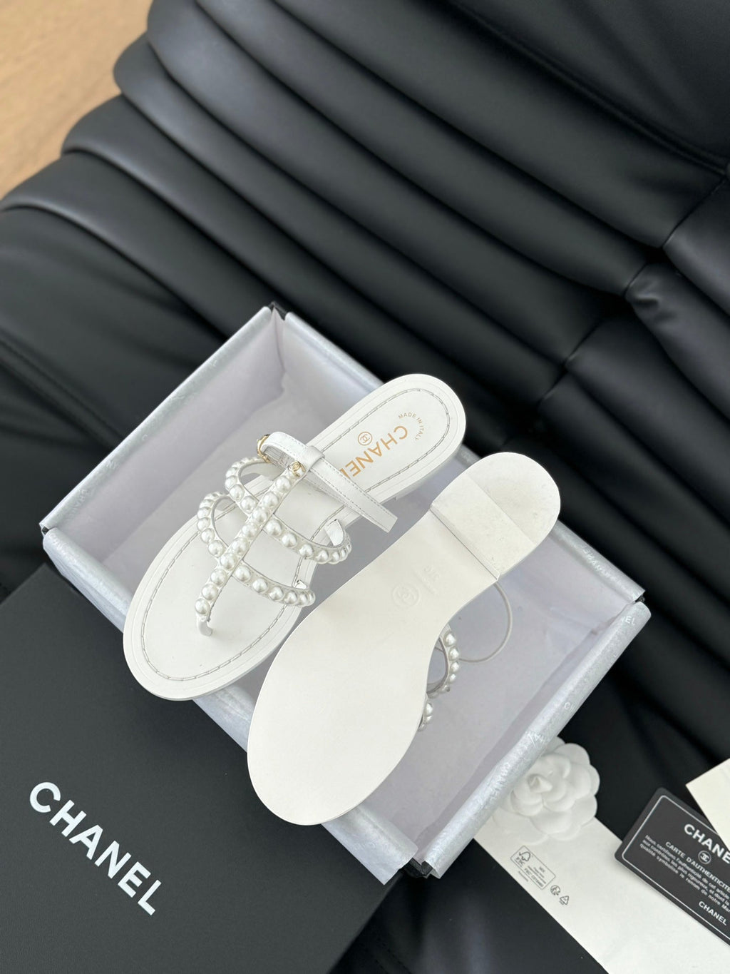 CHANEL MULE SLIPPERS WITH PEARL CHAIN IN WHITE LAMBSKIN