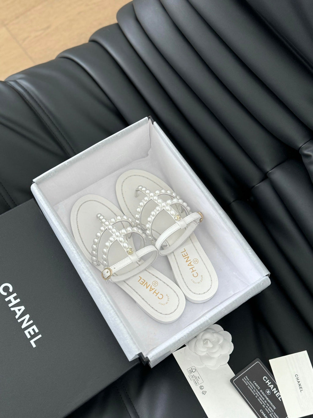 CHANEL MULE SLIPPERS WITH PEARL CHAIN IN WHITE LAMBSKIN