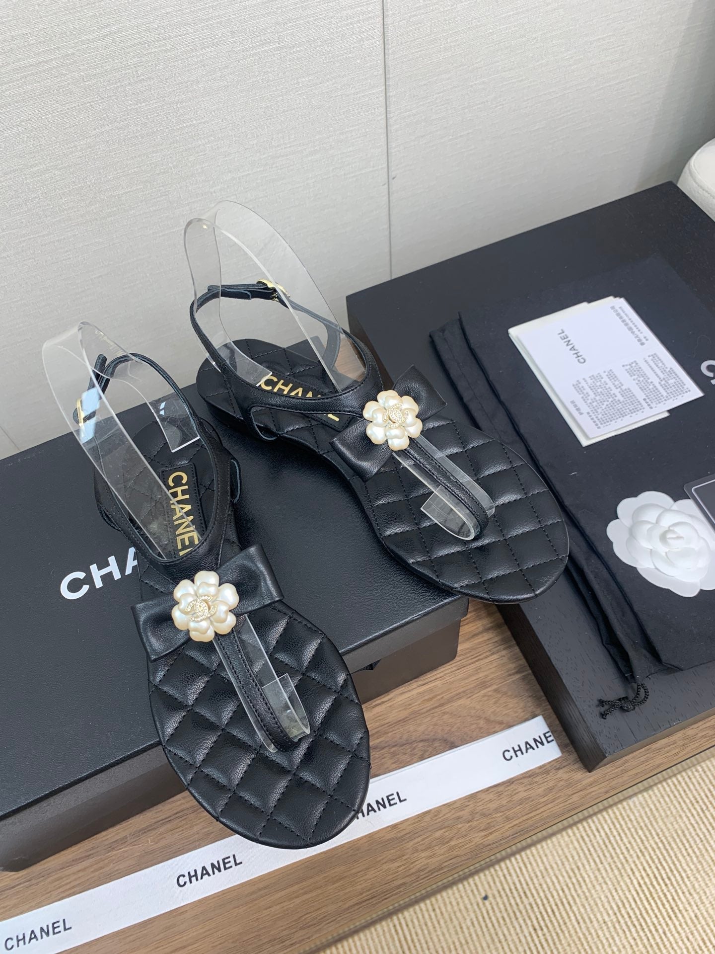 CHANEL THONG SANDAL IN BLACK LAMBSKIN WITH PEARL FLOWER
