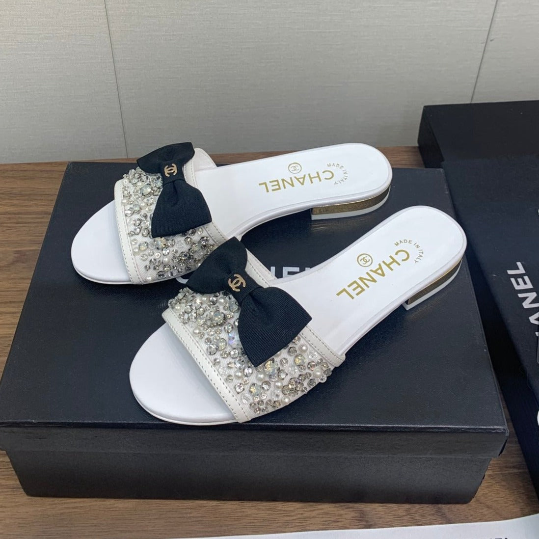 CHANEL BOW SLIPPERS IN WHITE LAMBSKIN WITH RHINESTONES