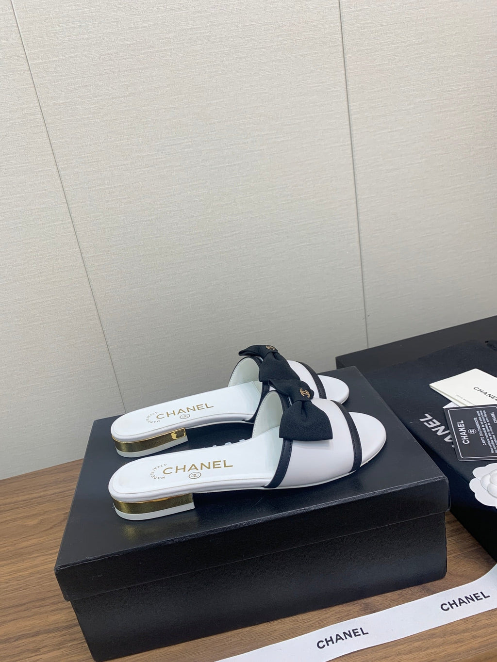CHANEL BOW SLIPPERS IN WHITE LAMBSKIN