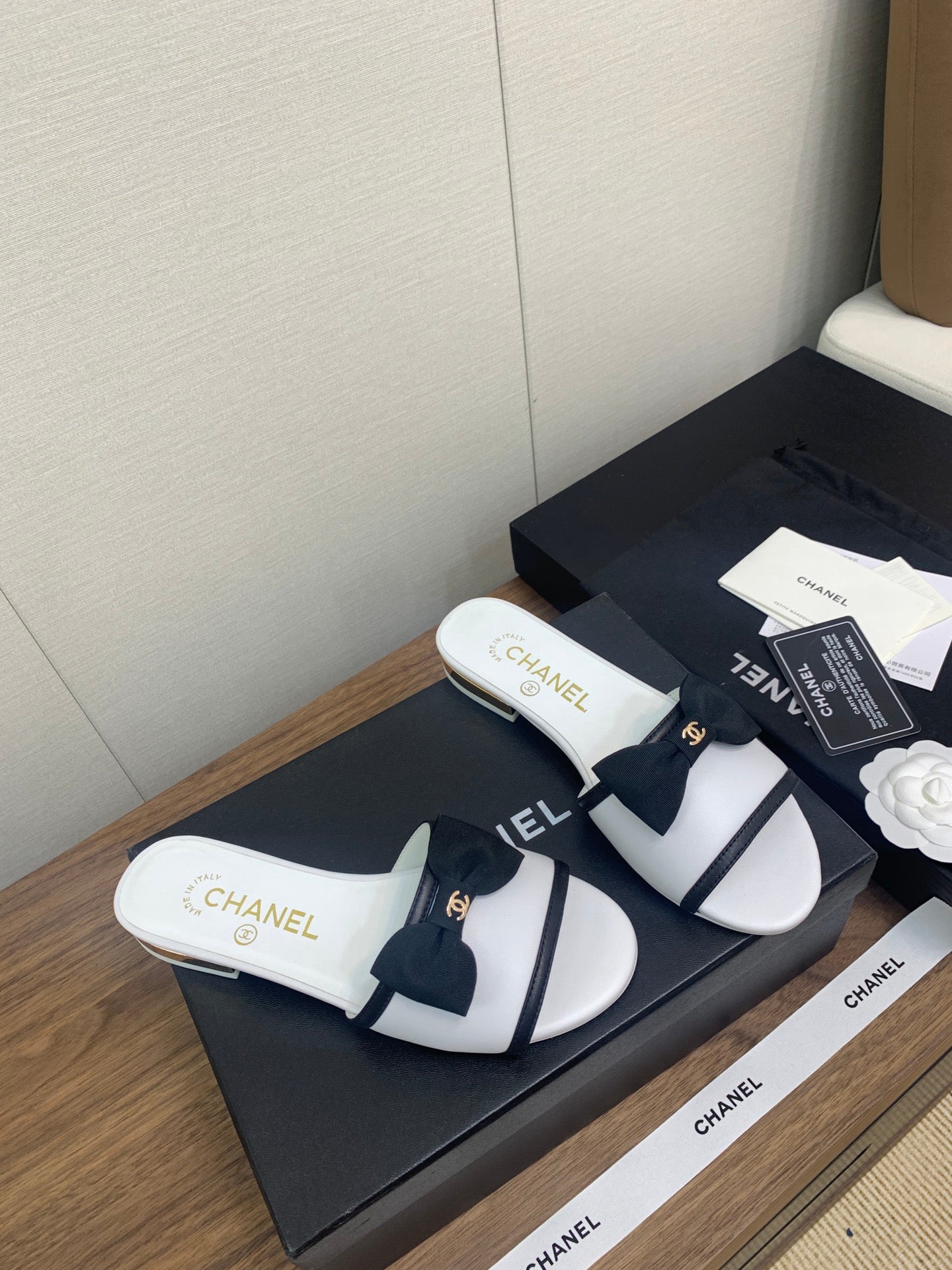 CHANEL BOW SLIPPERS IN WHITE LAMBSKIN