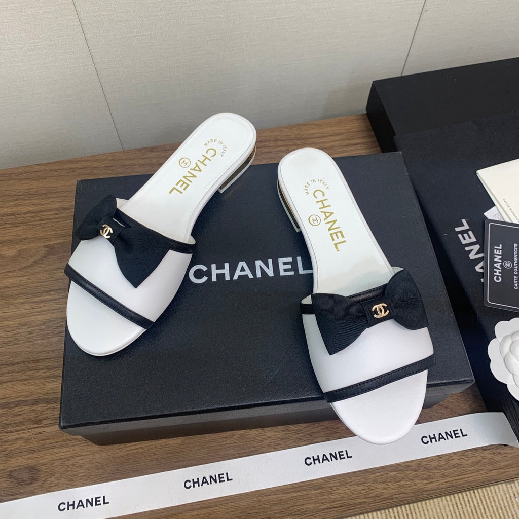 CHANEL BOW SLIPPERS IN WHITE LAMBSKIN