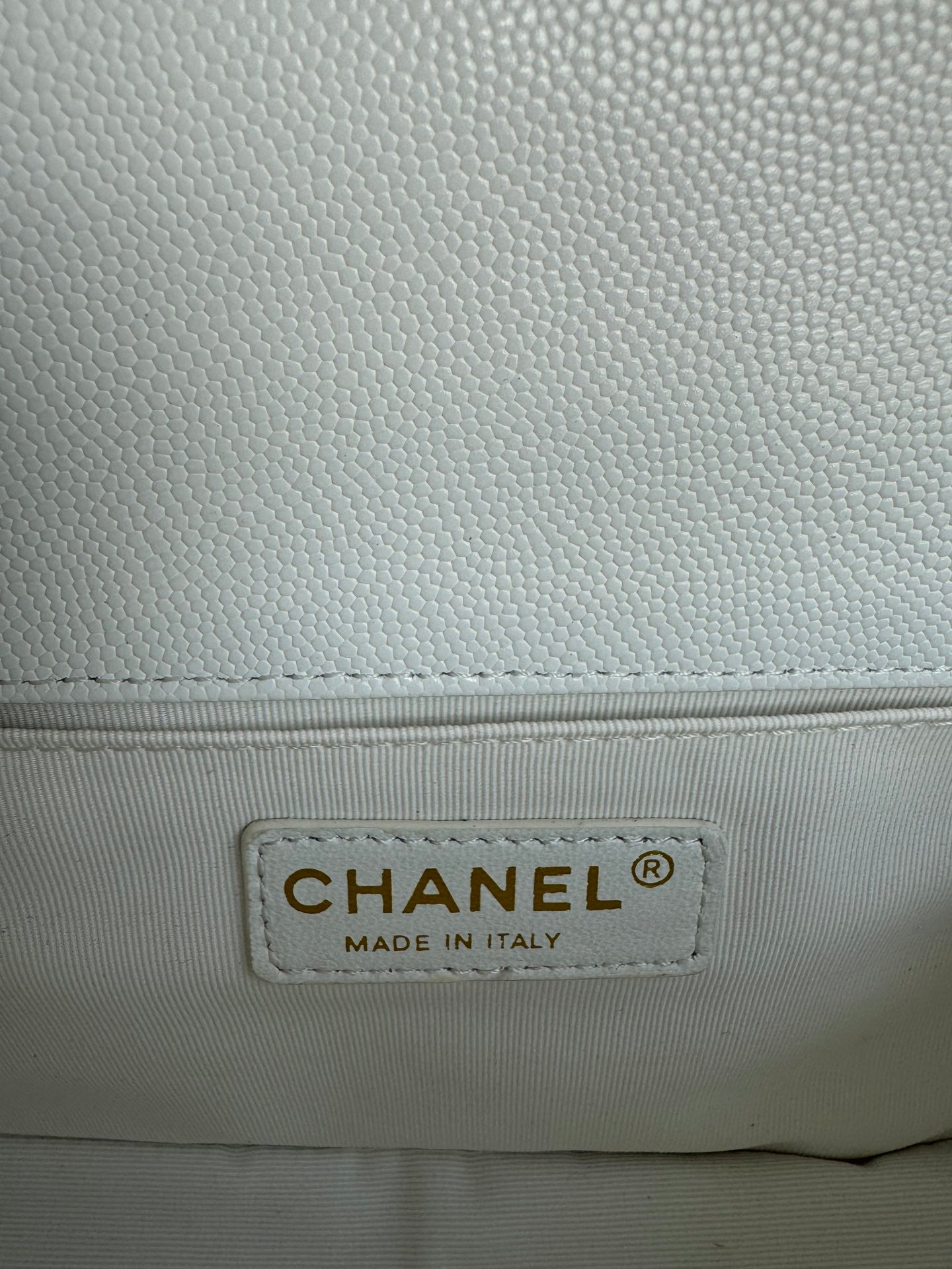 CHANEL BOY 25S 25 CM IN WHITE LAMBSKIN WITH GOLD HARDWARE
