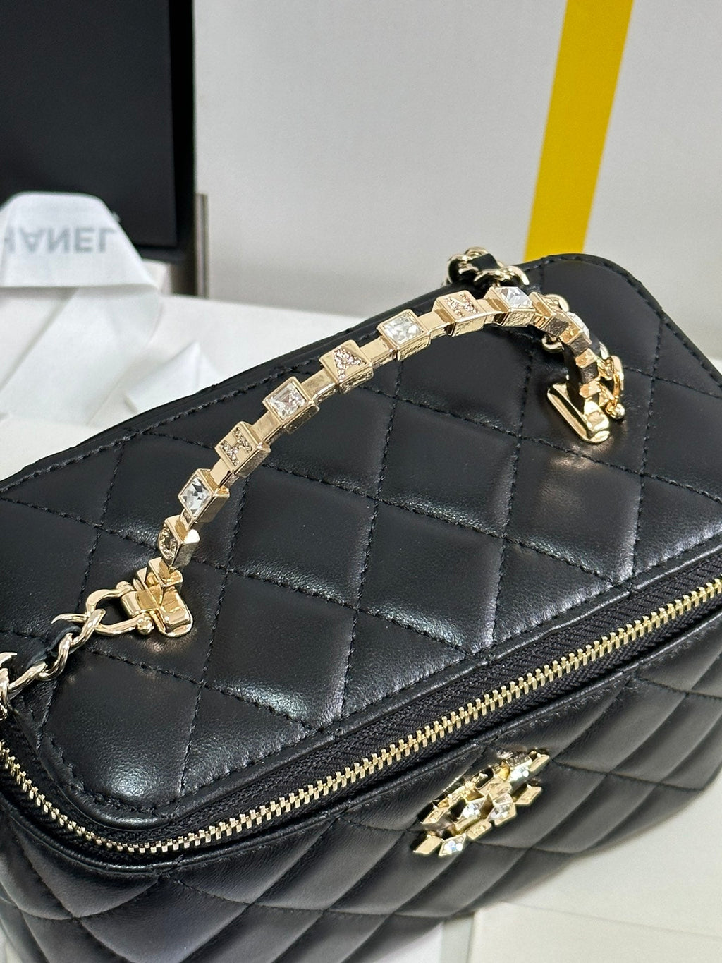 CHANEL VANITY CASE 18 IN BLACK CALFSKIN GOLD HARDWARE
