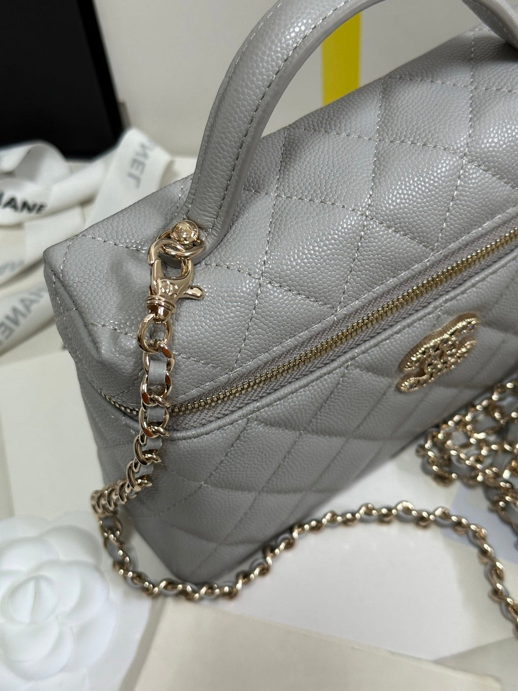 CHANEL STRASS VANITY QUILTED CASE 19 IN GREY CALFSKIN WITH GOLD METALLIC