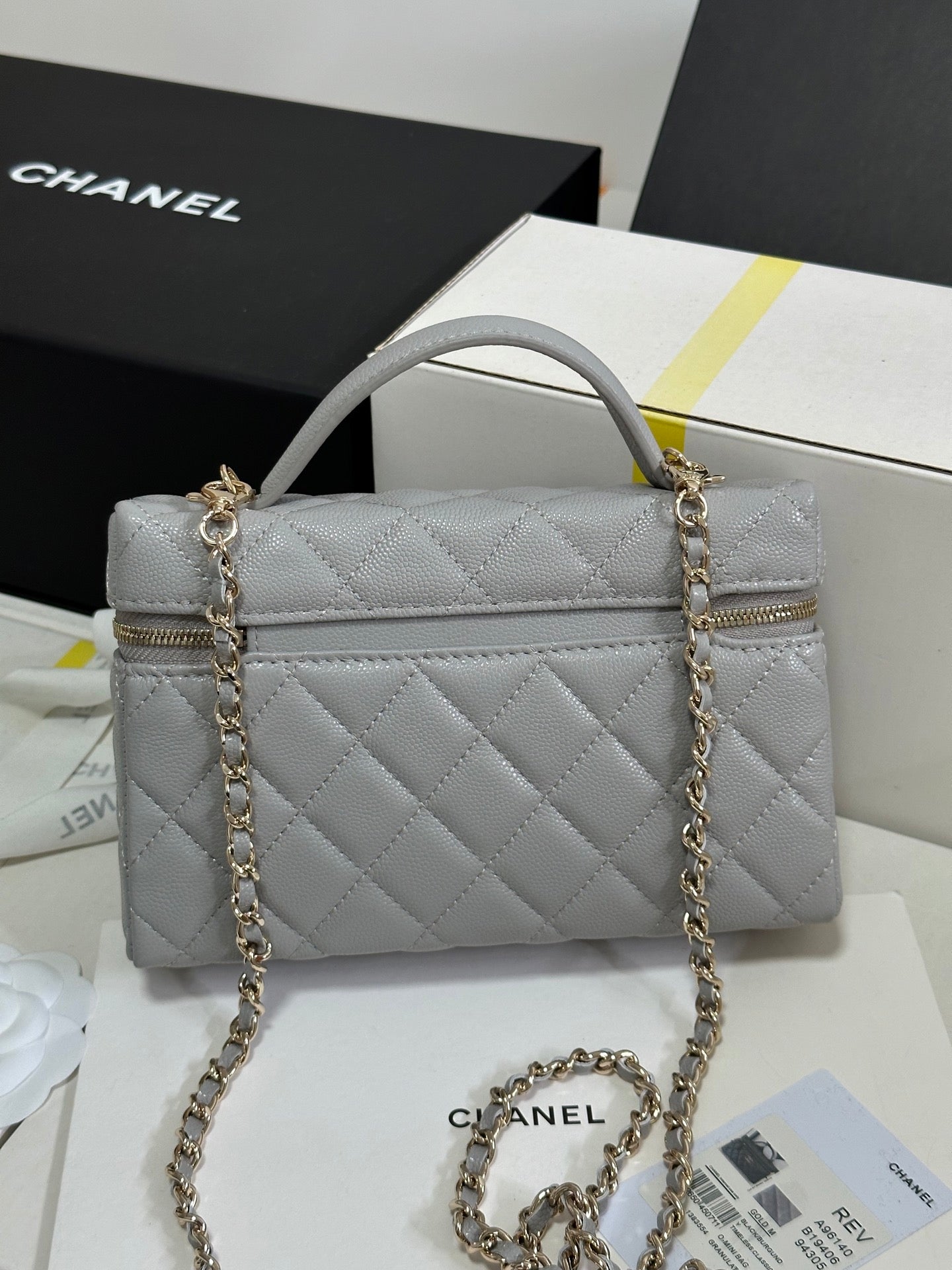 CHANEL STRASS VANITY QUILTED CASE 19 IN GREY CALFSKIN WITH GOLD METALLIC
