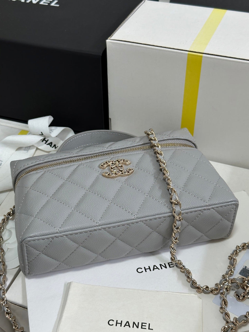 CHANEL STRASS VANITY QUILTED CASE 19 IN GREY CALFSKIN WITH GOLD METALLIC