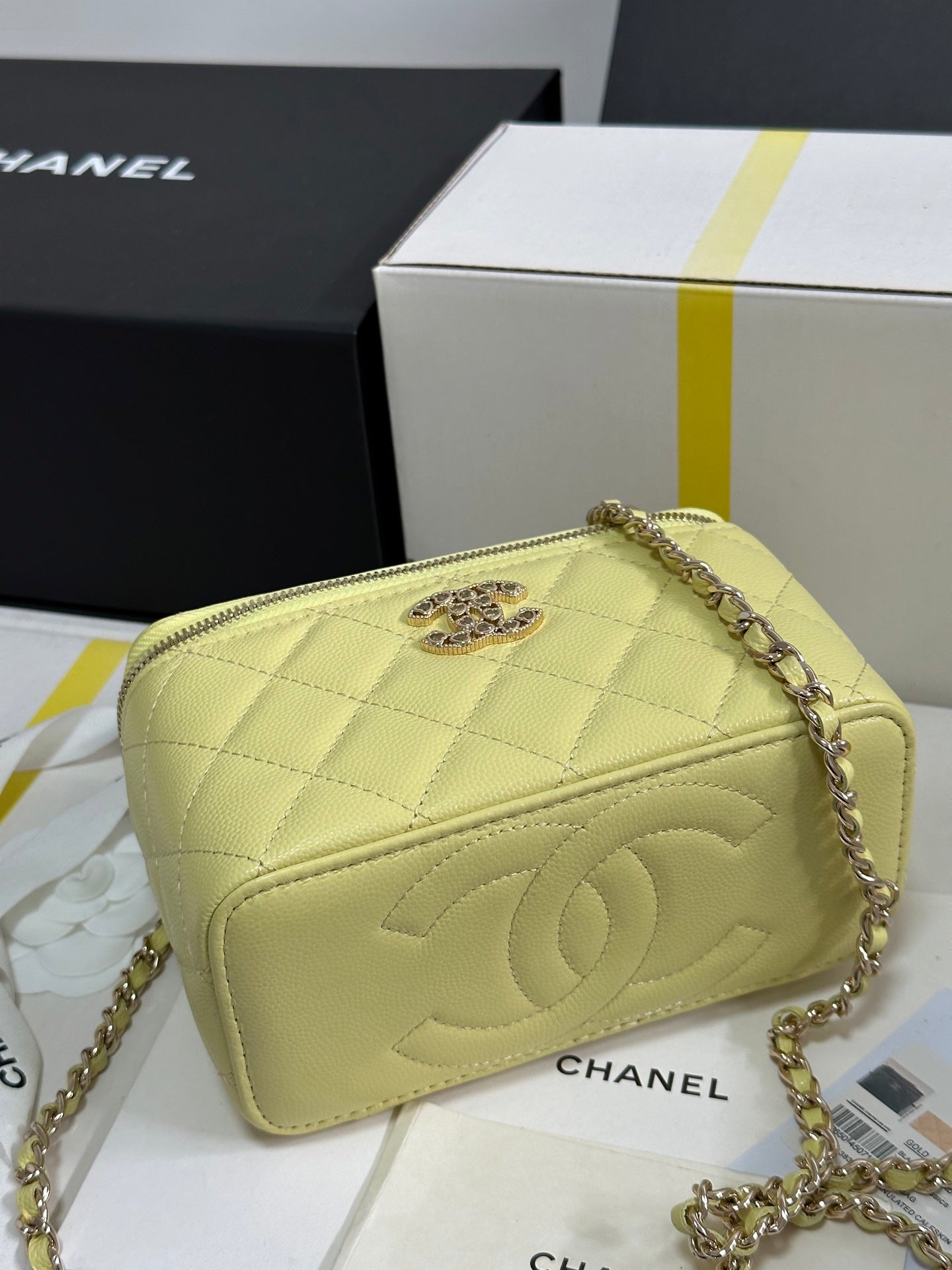 CHANEL VANITY CASE 17 CRYSTAL STUDDED LOGO IN YELLOW CALFSKIN GOLD HARDWARE